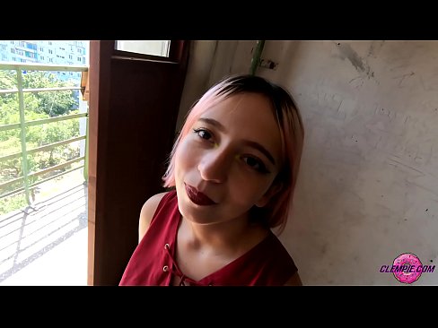 ❤️ Ուսանող Զգացմունքային ծծում է օտարին ծայրամասում Պոռնովիդեո մեզ մոտ